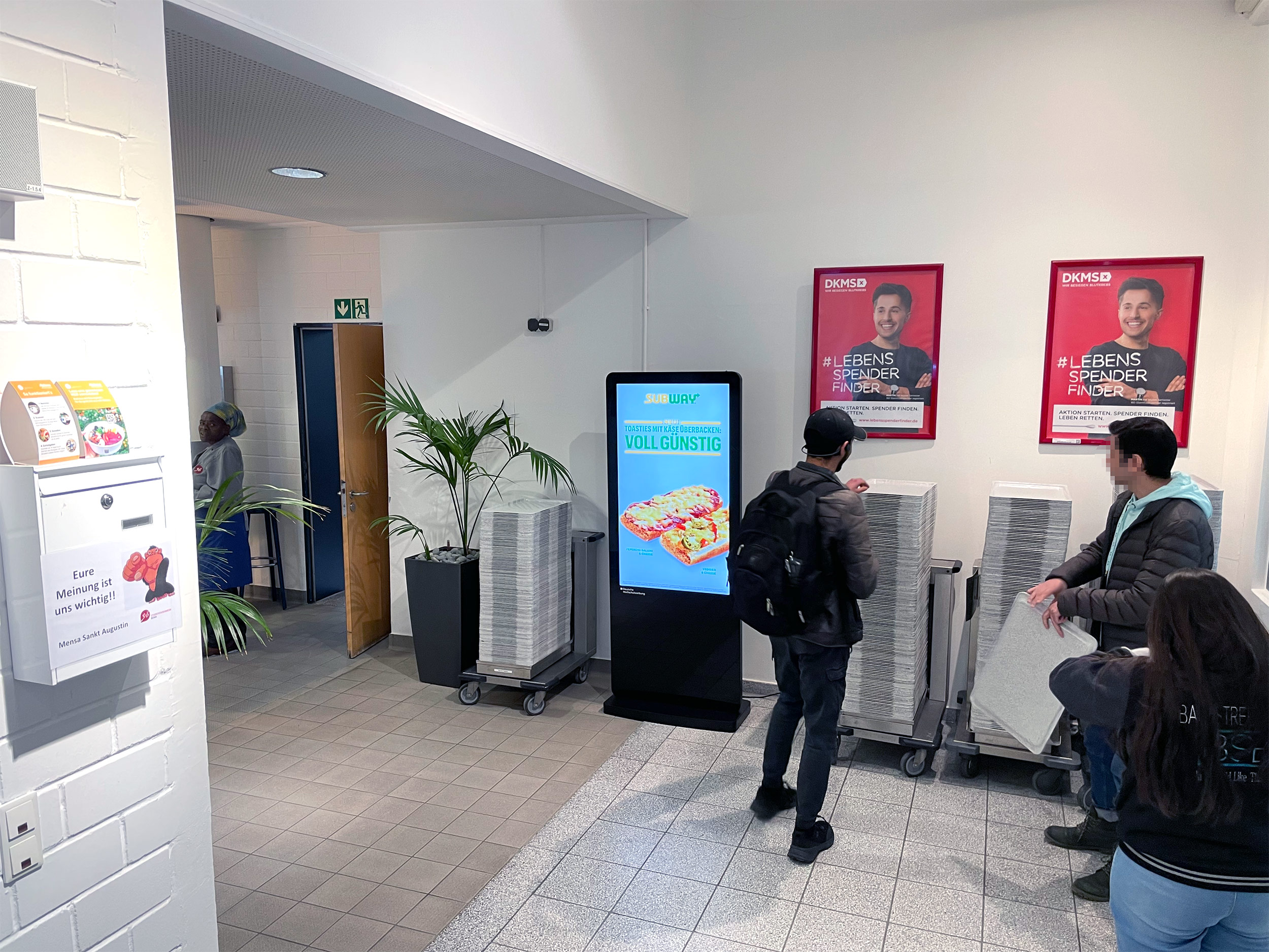Auf den DOOH Campus Screens können Produktwerbeanzeigen je nach Tageszeit ausgespielt werden
