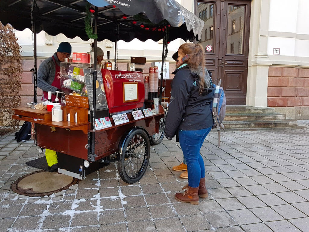 Kostenloses Eis im gebrandeten Eiswagen ist ein beliebtes Mittel der Produktwerbung an Hochschulen