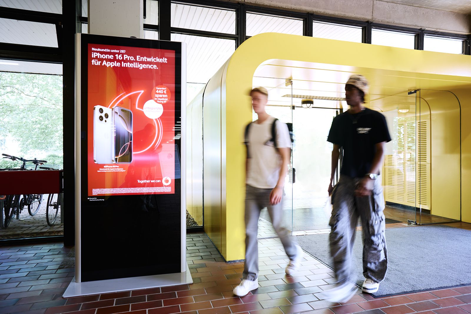Eine weitere Kommunikationsl&ouml;sung in der Hochschule ist die DOOH-Stele in der Universit&auml;t D&uuml;sseldorf