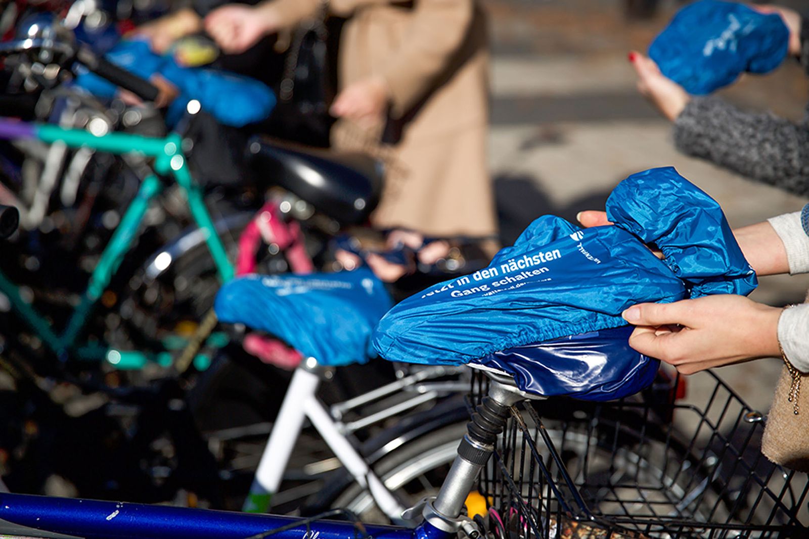 Bikecaps bieten den Studierenden einen direkten Mehrwert und schützen den Sattel vor Wind und Wetter