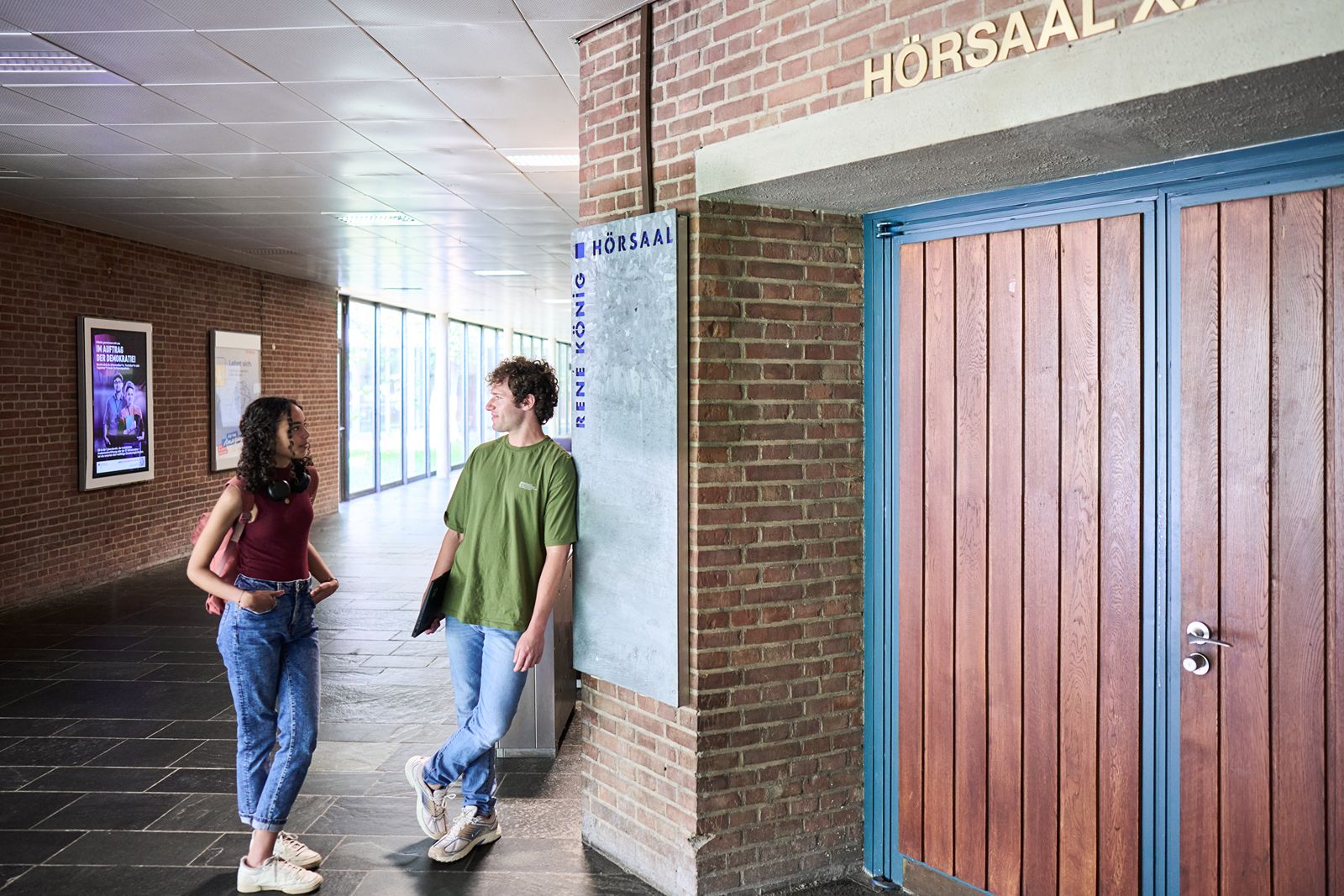 Studierende stehen in der Universit&auml;t zu K&ouml;ln vor dem H&ouml;rsaal