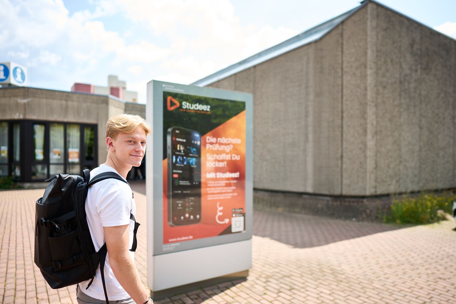 Großes CLP im Außenbereich auf dem Campus