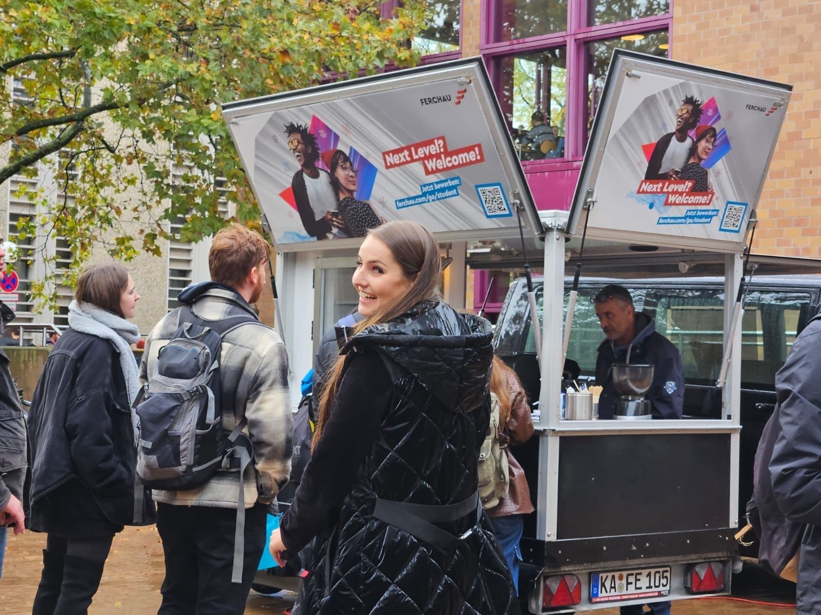 Werbekampagne mit Kaffeewagen von Ferchau auf dem Campus, organisiert von der Deutsche Hochschulwerbung