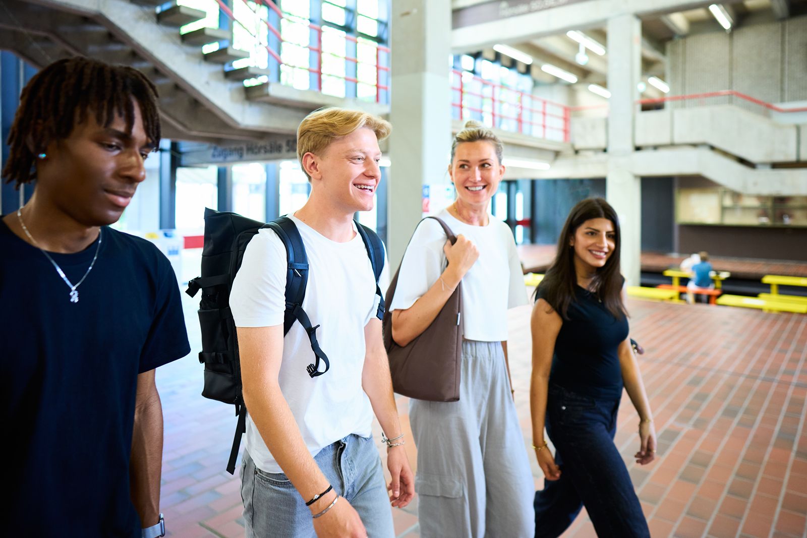 Die junge Zielgruppe auf dem Campus freut sich sehr über Produktproben.