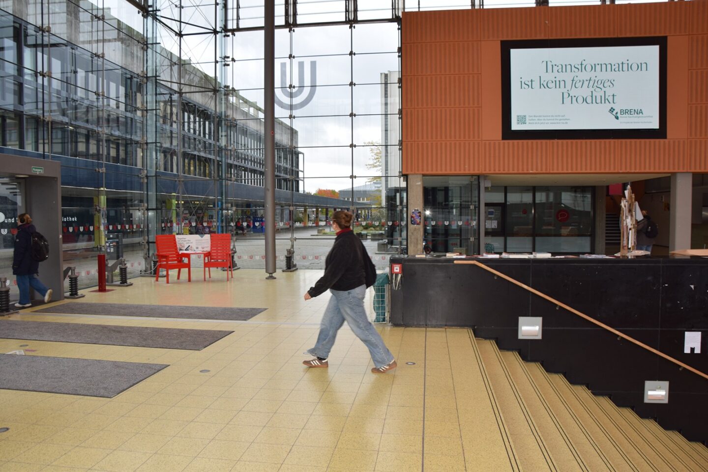 DOOH LED video wall at the University of Bremen (4.41 m diagonal): razor-sharp Full HD display for high impact