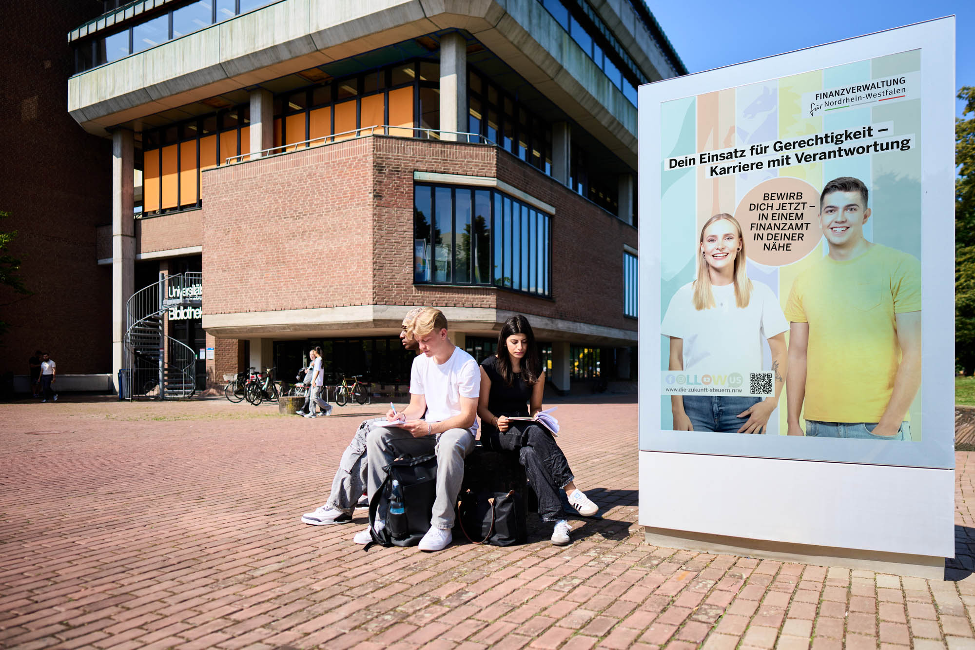 Das Foto zeigt das City-Light-Poster (CLP) an der Heinrich-Heine Universit&auml;t