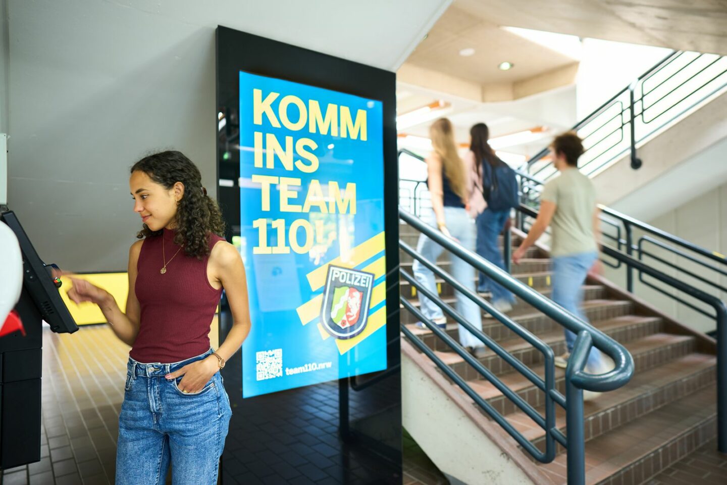 Free-standing DOOH totem in the central foyer at the University of Cologne &ndash; large-format advertising in a high-traffic area