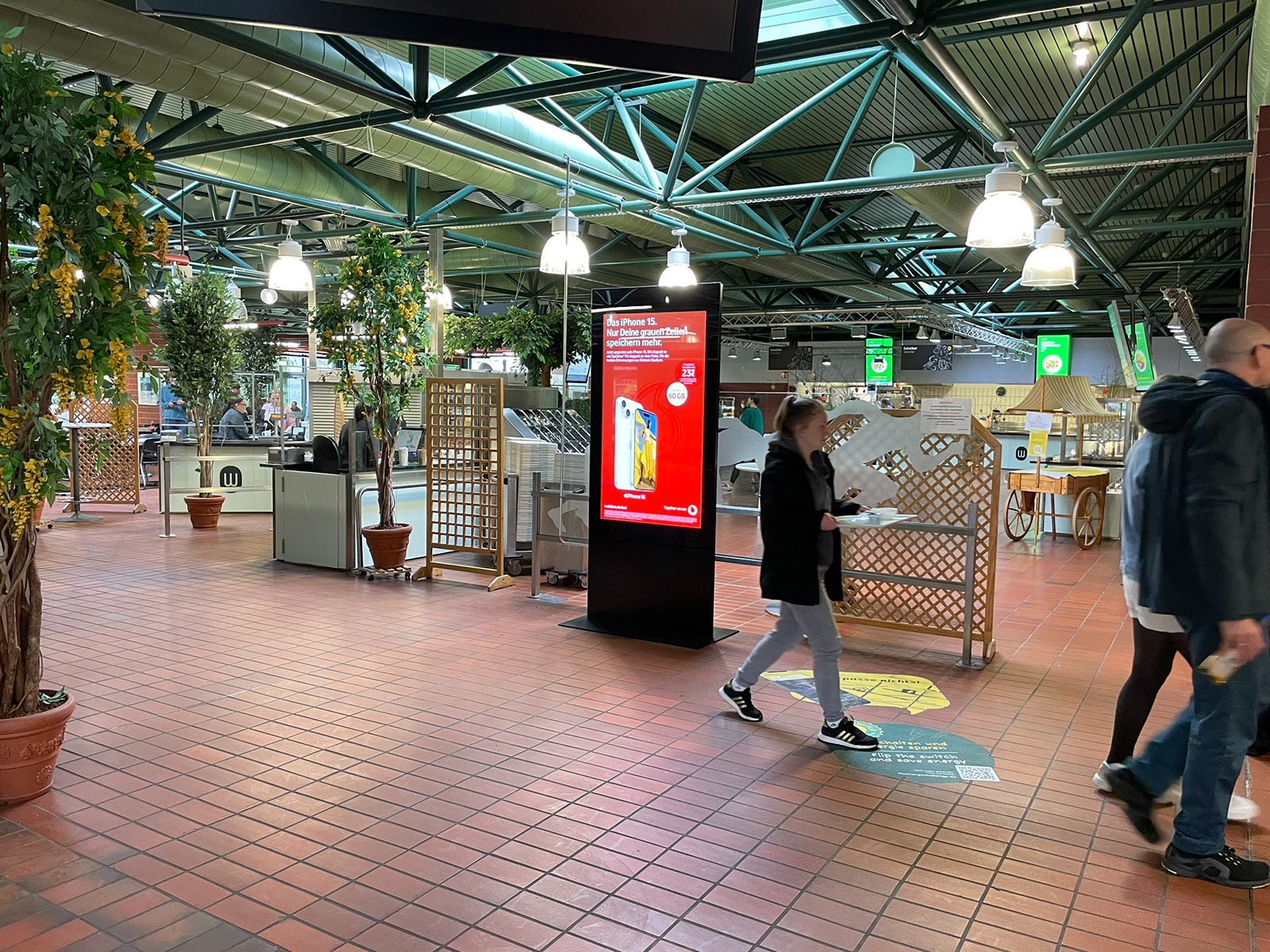DOOH at the university right in the middle of the cafeteria