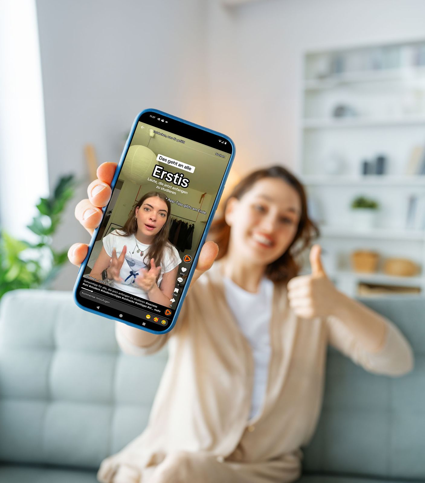 Eine junge Frau h&auml;lt ihr Smartphone in den H&auml;nden, auf dem eine Influencer Marketing Kampagne auf TikTok abgebildet ist