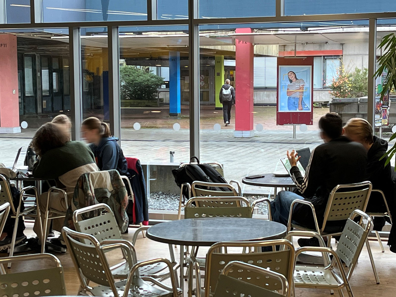 Gut sichtbare Plakatwerbung auf dem Campus der Universität Bremen