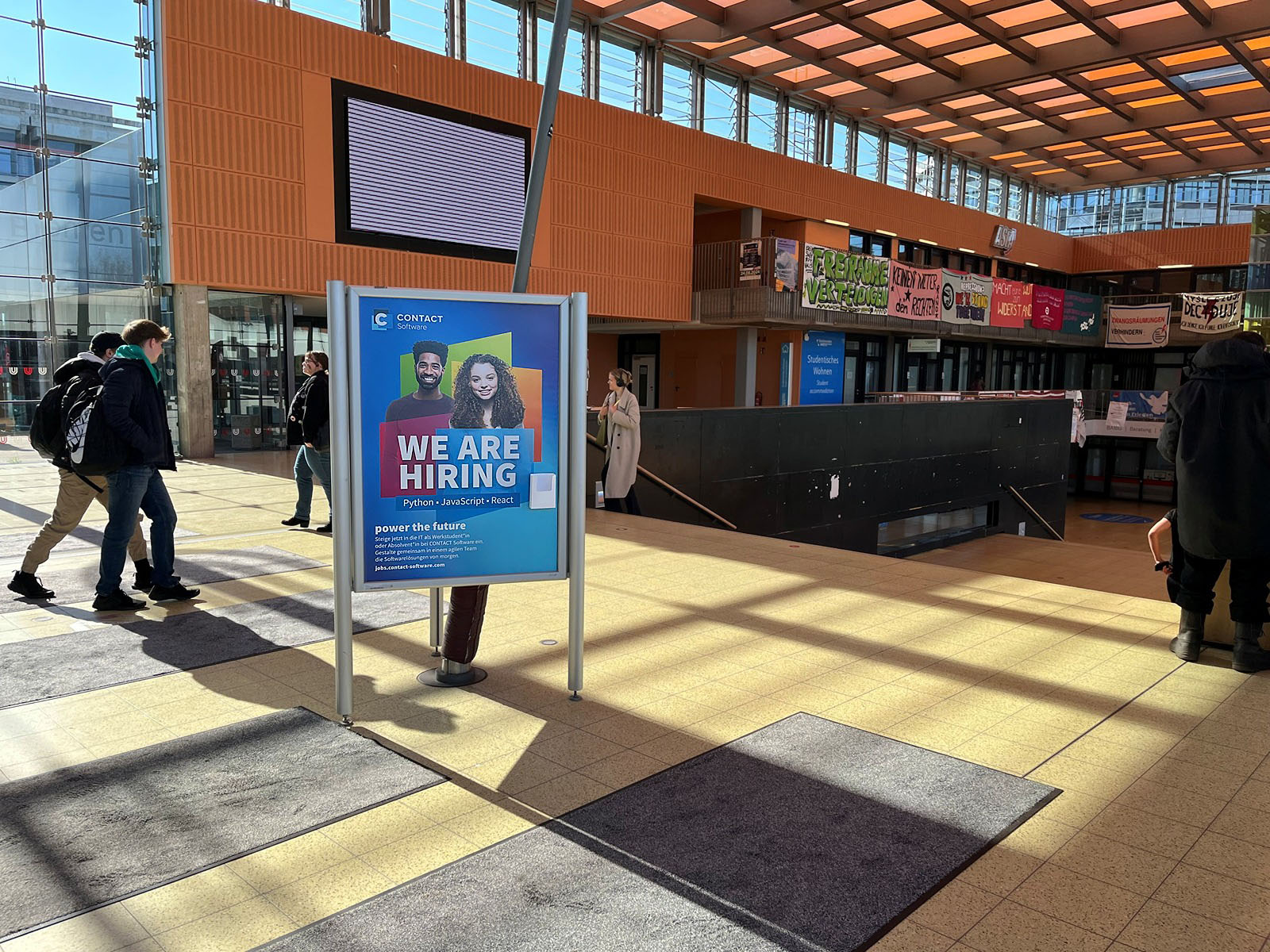 Plakatwerbung in der Glashalle der Universität Bremen