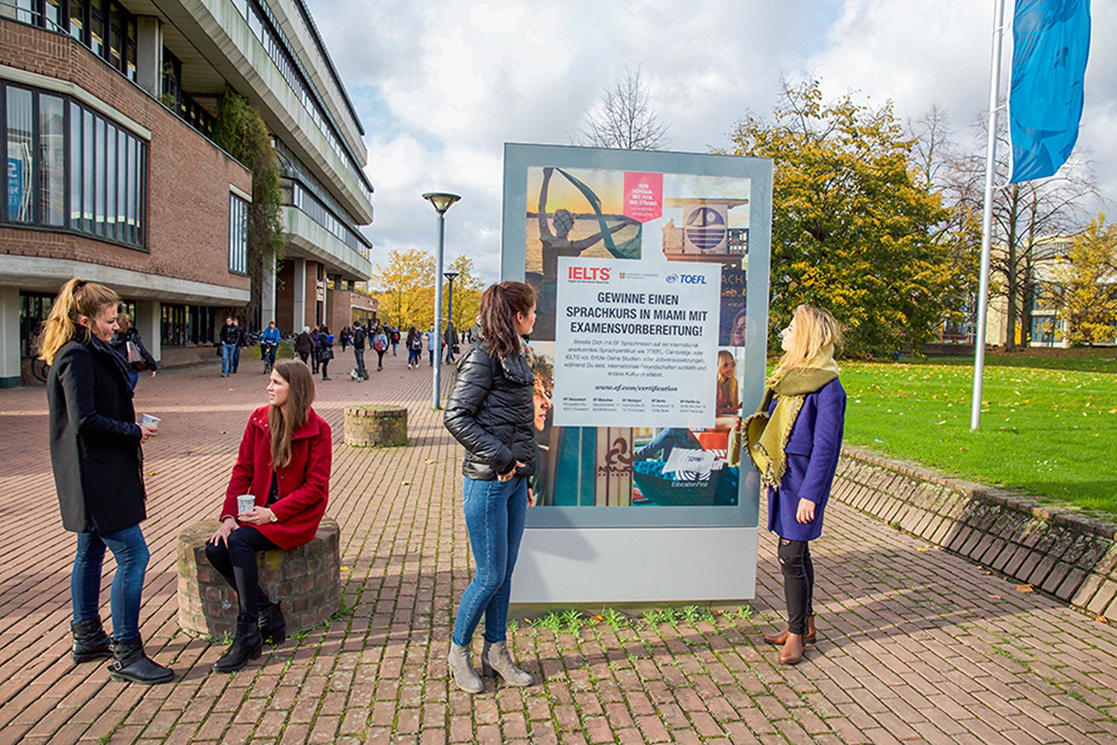 CLP im Außenbereich mitten auf dem Campus sind ein bewährtes Mittel für die Erzeugung von Aufmerksamkeit bei Produktwerbung an Hochschulen
