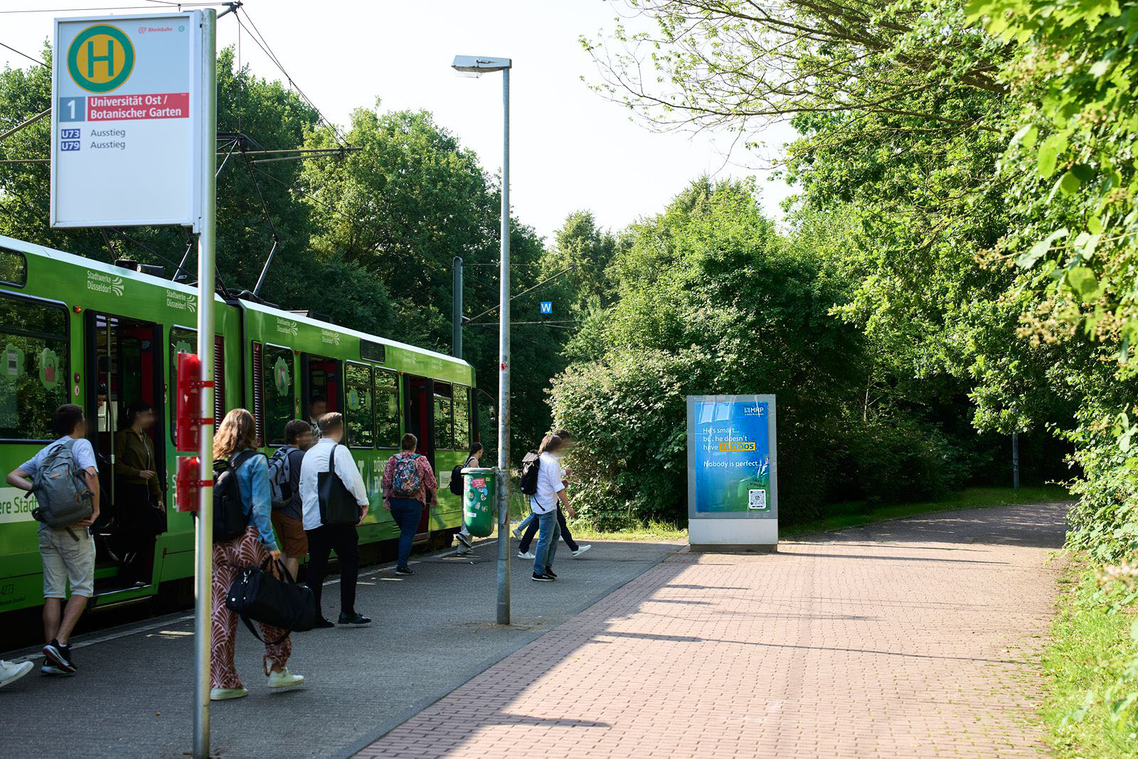 Out-of-Home Werbefläche an der Bahnhaltestelle de Universität in Düsseldorf