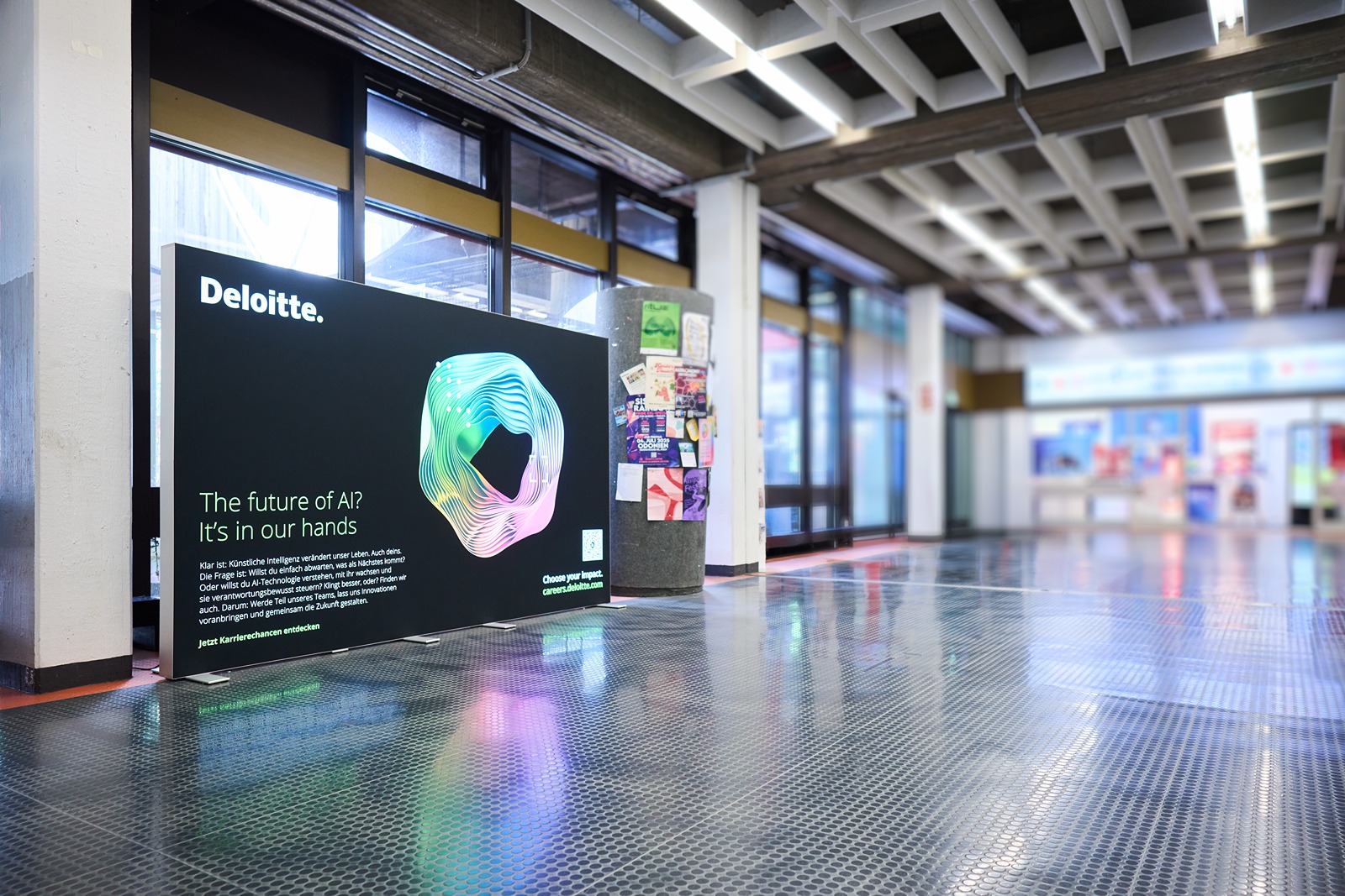 Eine Kommunikationsl&ouml;sung in der Hochschule ist die Premiumwall, hier an der Universit&auml;t zu K&ouml;ln