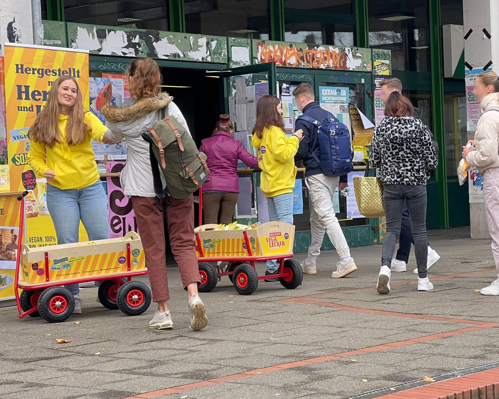 Das Foto zeigt eine Sampling-Aktion auf dem Campus, ein besonders effektives Mitter der Produktwerbung an Hochschulen