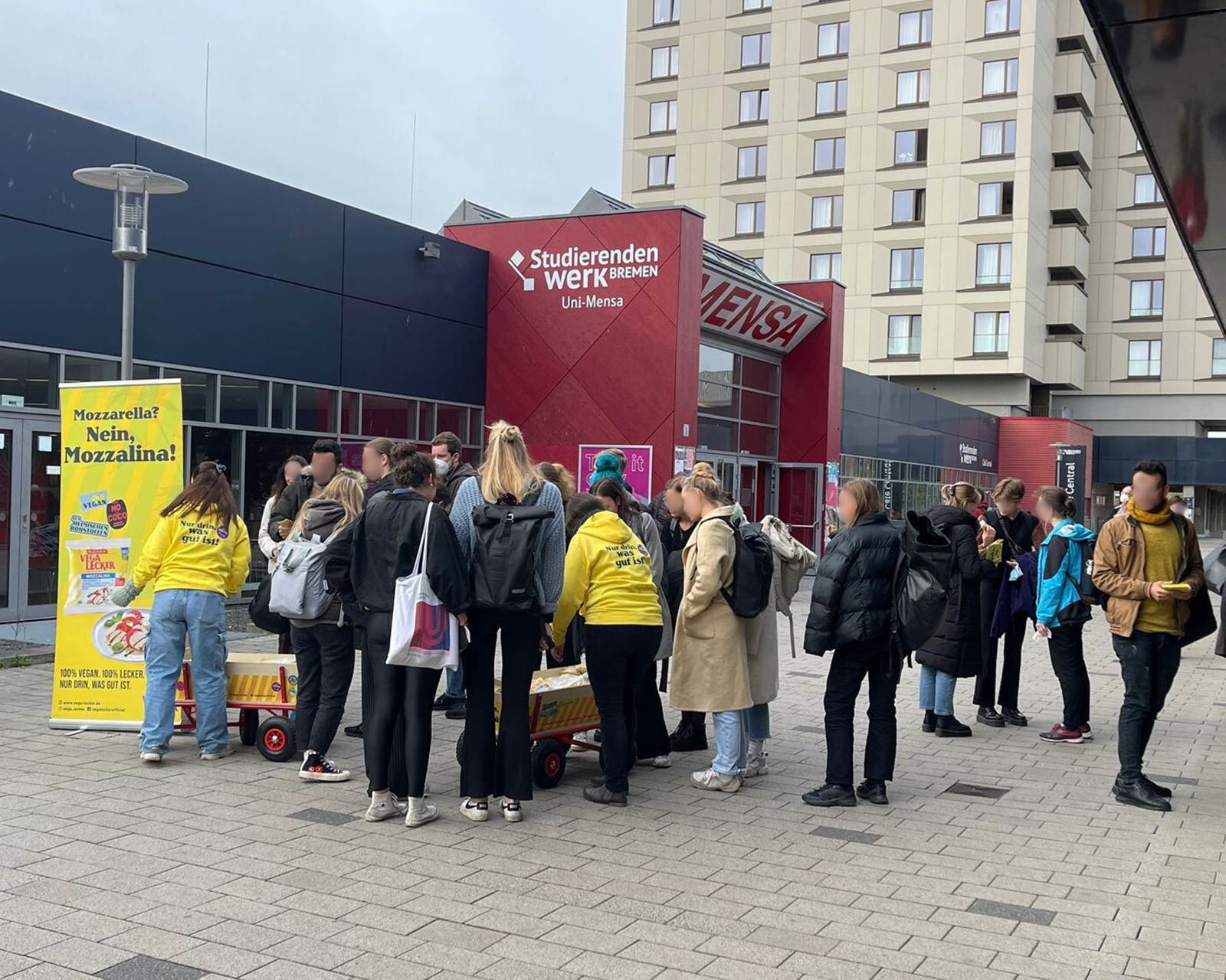 Ein Produktsampling eines veganes Produkts auf der Campus der Universit&auml;t Bremen