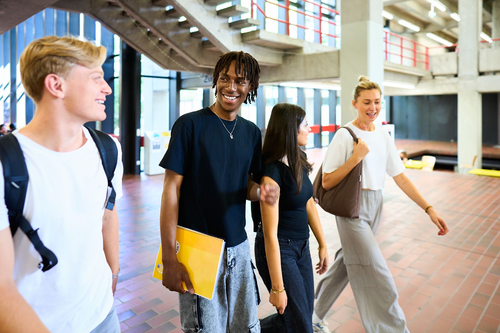 Studierende gehen in einer Gruppe &uuml;ber den Campus der Universit&auml;t D&uuml;sseldorf
