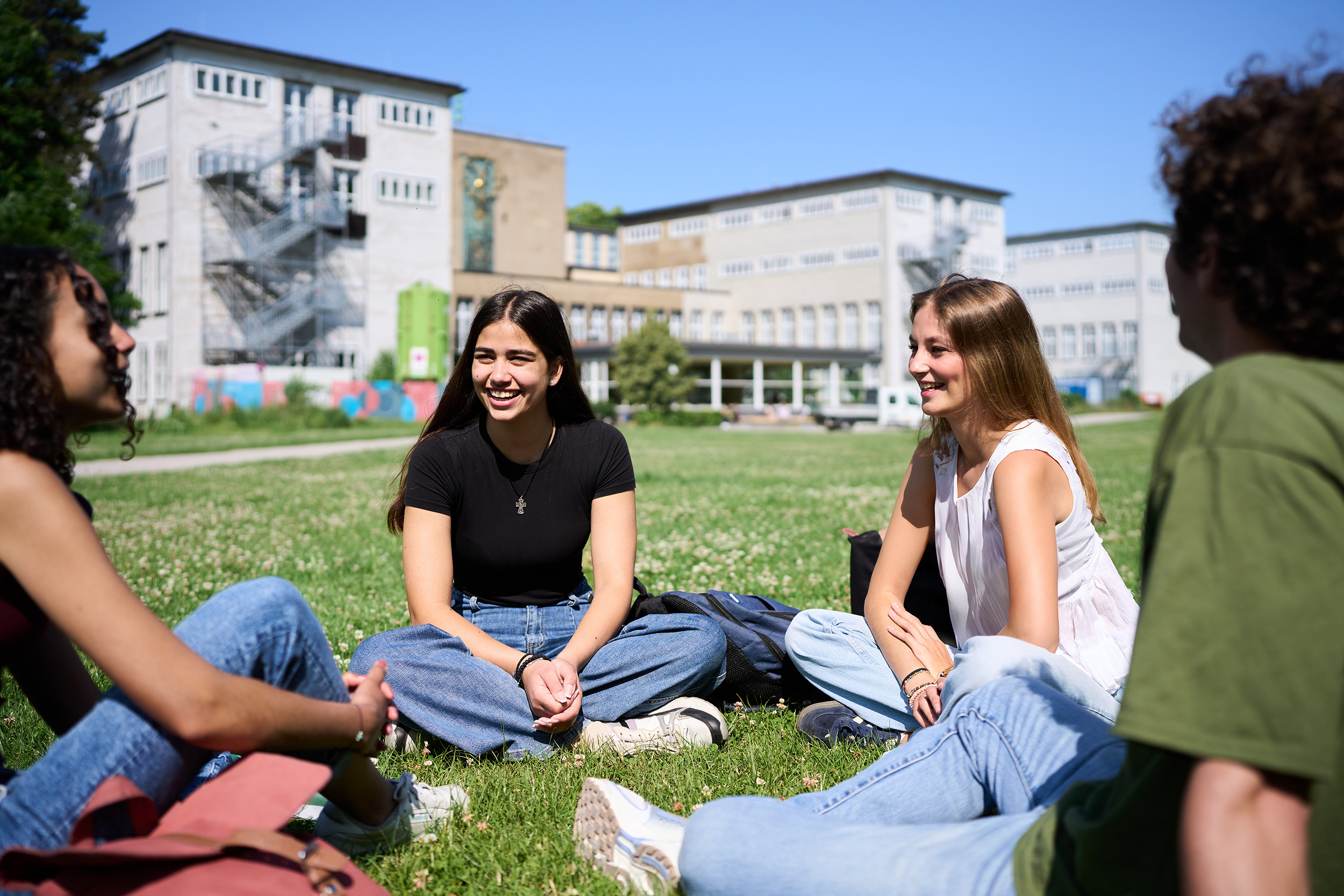 Hochschulwerbung erreicht die junge Zielgruppe auf und neben dem Campus