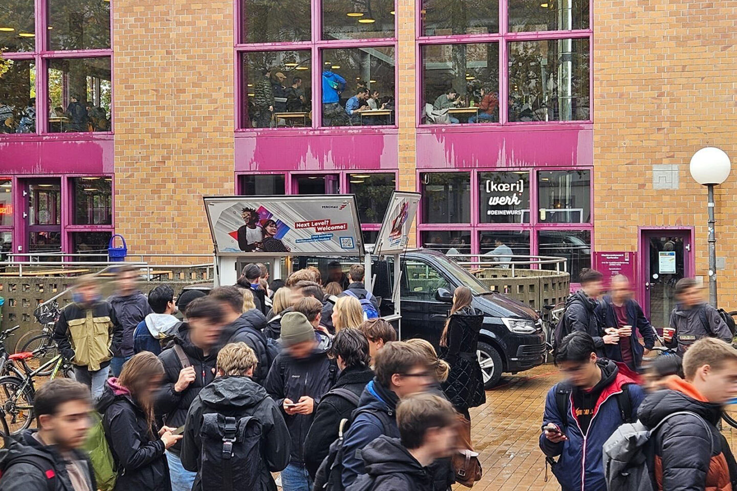 Kostenloser Kaffee bei einer Kaffeewagen-Kampagne ist sehr beliebt auf dem Campus.