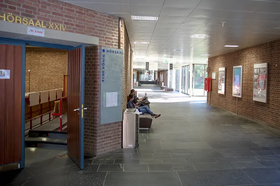 DOOH Screens im WiSo-Geb&auml;ude an der Uni zu K&ouml;ln