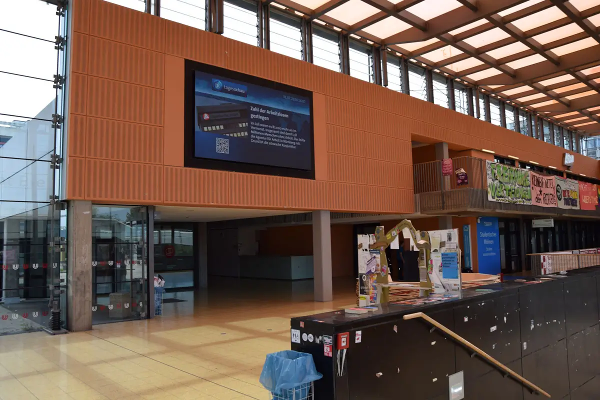 DOOH auf dem Campus mit der riesigen LED Videowall in der Glashalle der Uni Bremen