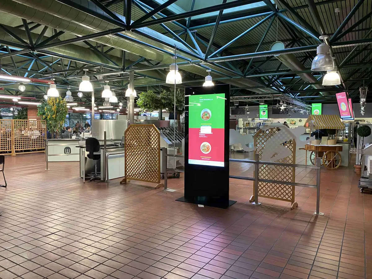 DOOH-Stele in der Mensa in K&ouml;ln