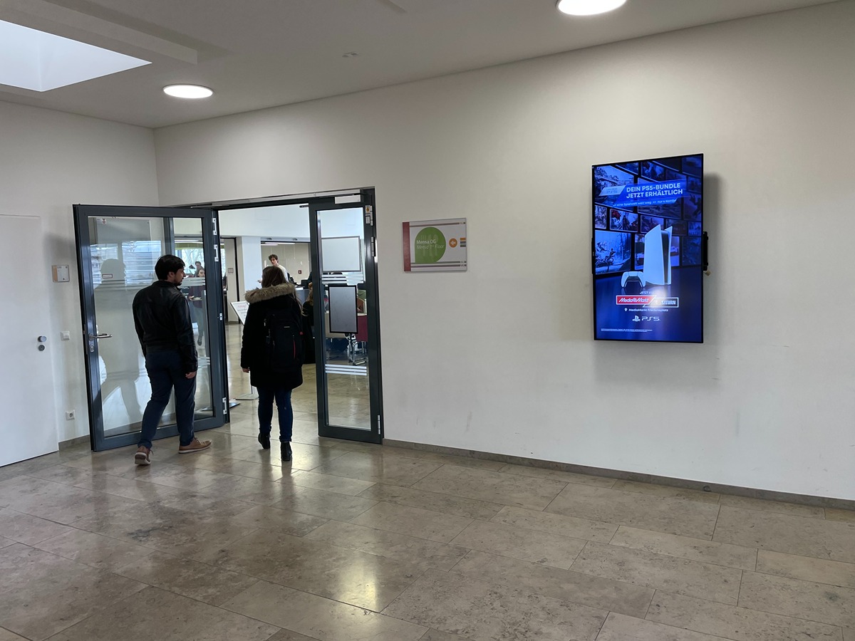 DOOH an der Hochschule, hier genauer gesagt in der Mensa in Bonn