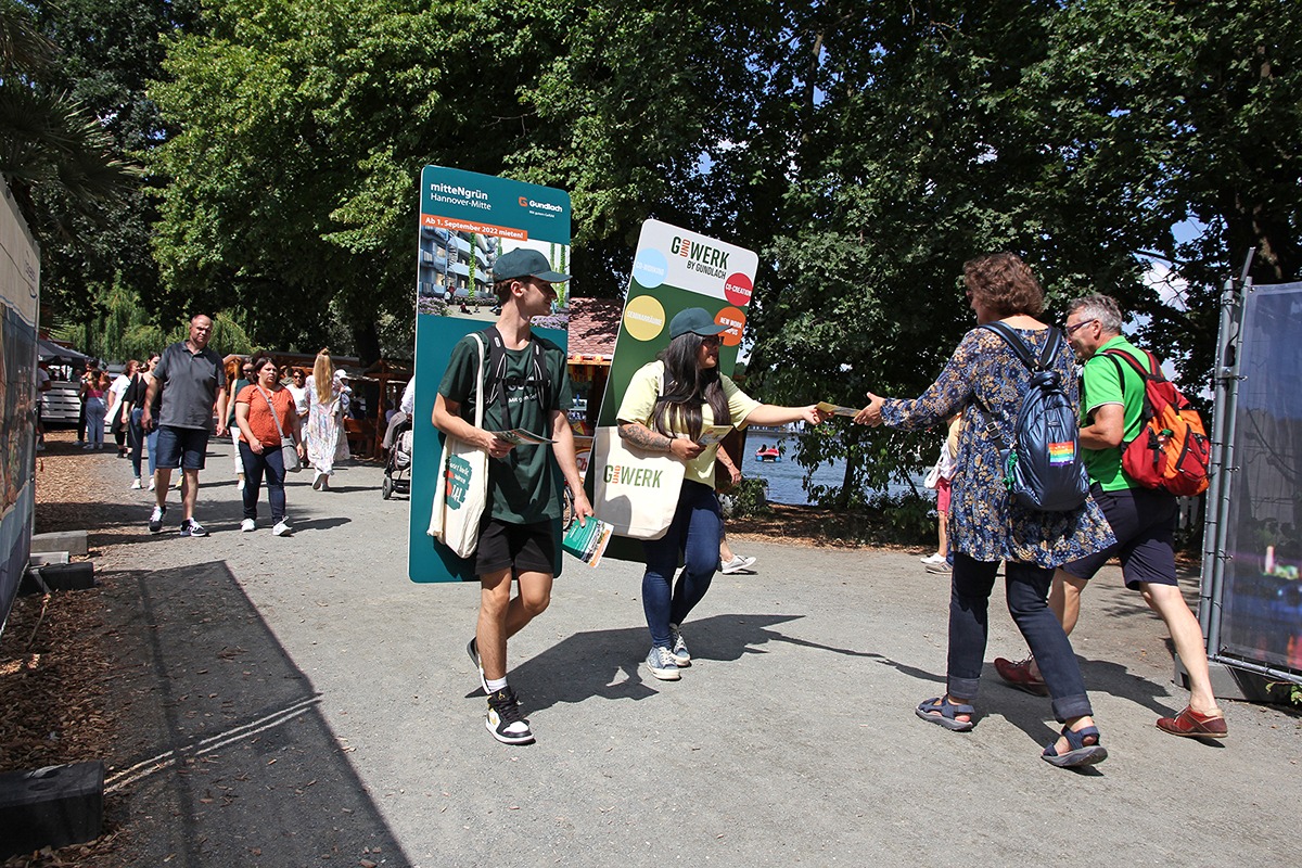 Die Walking Acts sind tragbare Displays, die auf beiden Seiten bedruckt werden können und immer die Blicke auf sich ziehen