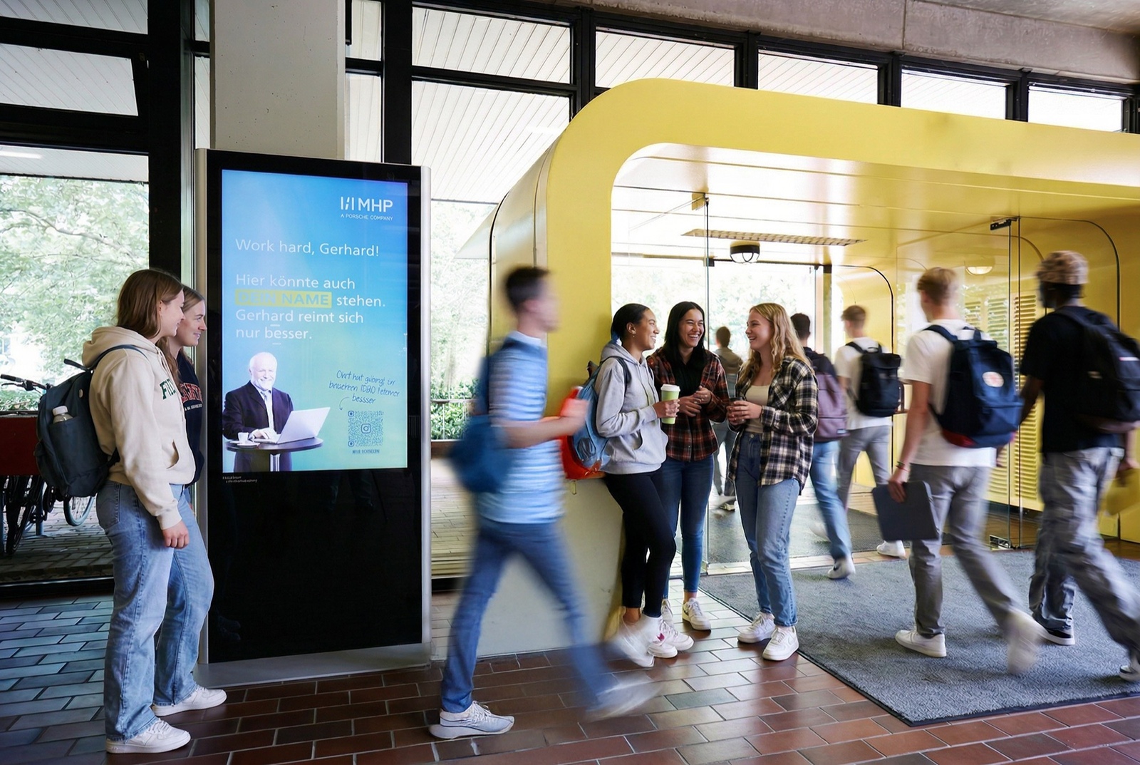 Die DOOH Stele in der Universität Düsseldorf ist hochfrequentiert