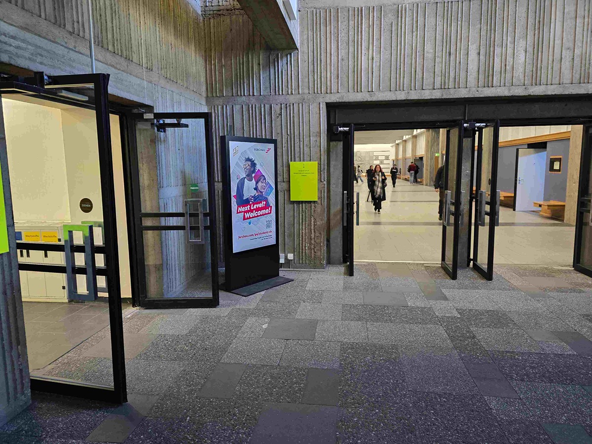 DOOH ist oft an zentralen Orten wie Zu- und Durchgängen platziert