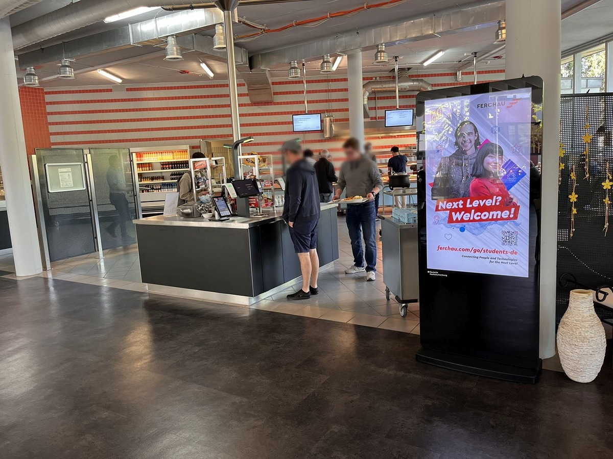 DOOH an Kassen- und Eingangsbereichen fällt sofort ins Auge