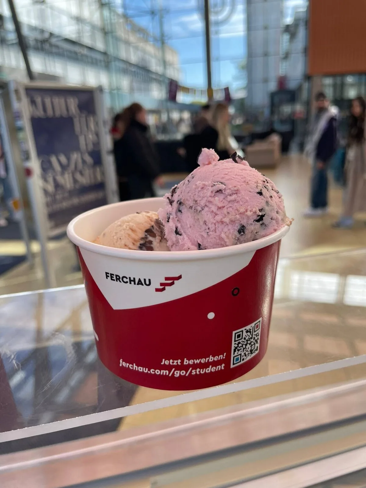Zwei Kugeln Eis im Ferchau-Eisbecher bei der Eiswagen-Aktion an der Uni Bremen