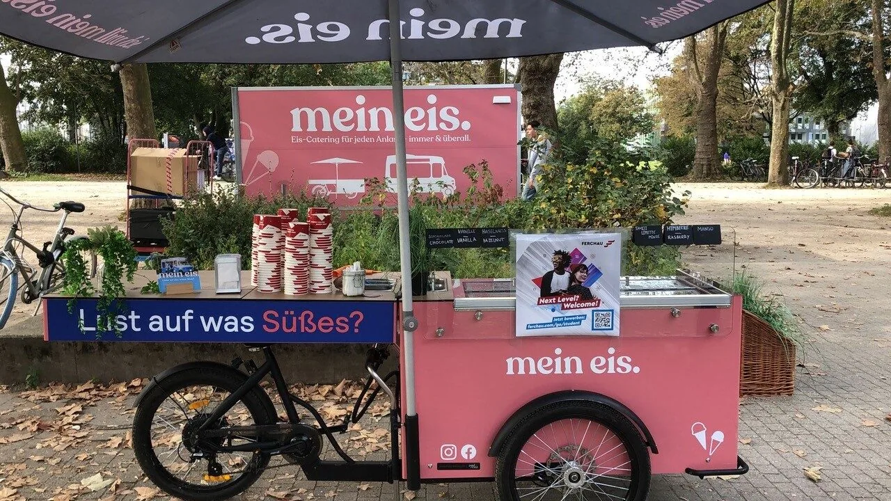 Eiswagen „mein eis.” in einem Park an der Uni Köln