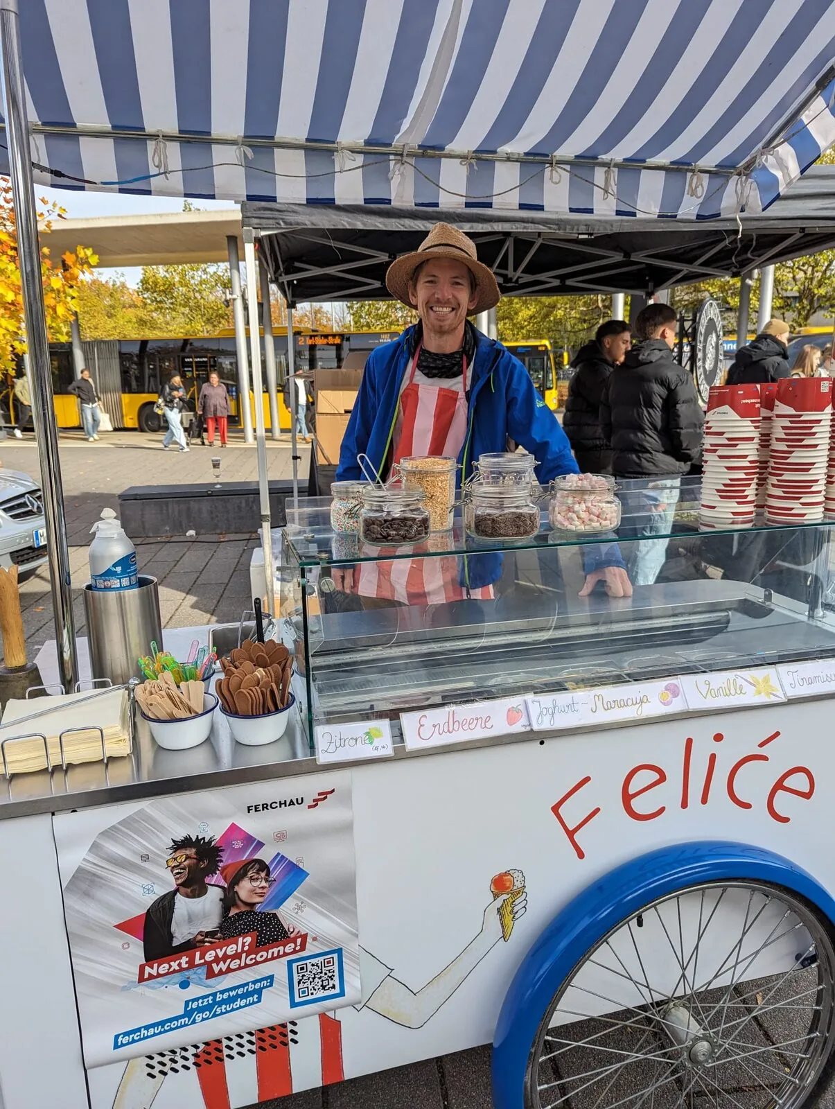 Eiswagen „Felice” mit Verkäufer an der Uni Regensburg