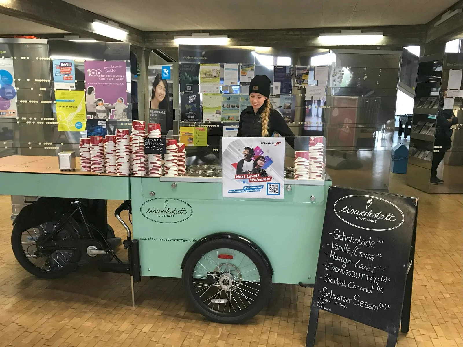 Eiswerkstatt-Eiswagen mit Barista im Foyer der Uni Stuttgart