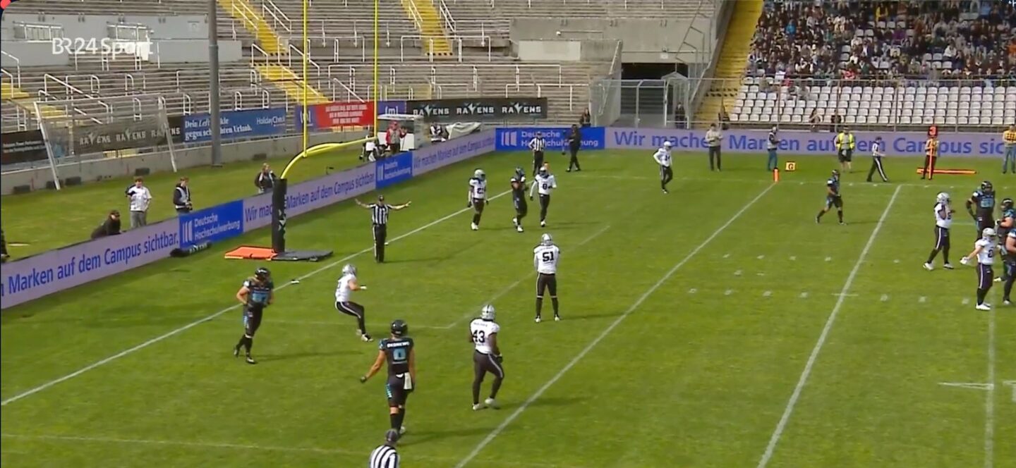 Auftaktsieg der Munich Ravens mit Einblendung der Werbung der Deutsche Hochschulwerbung auf der LED Bande
