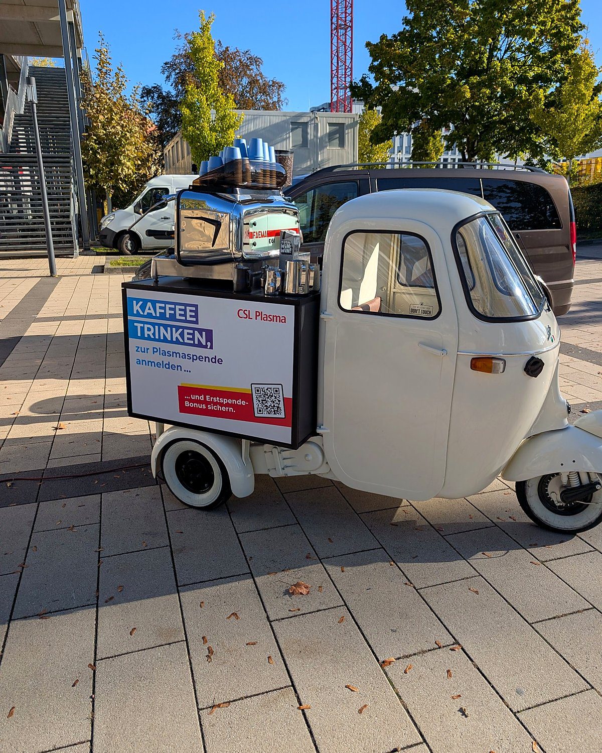 CSL-Plasma-Promotion am Kaffeewagen auf dem Campus