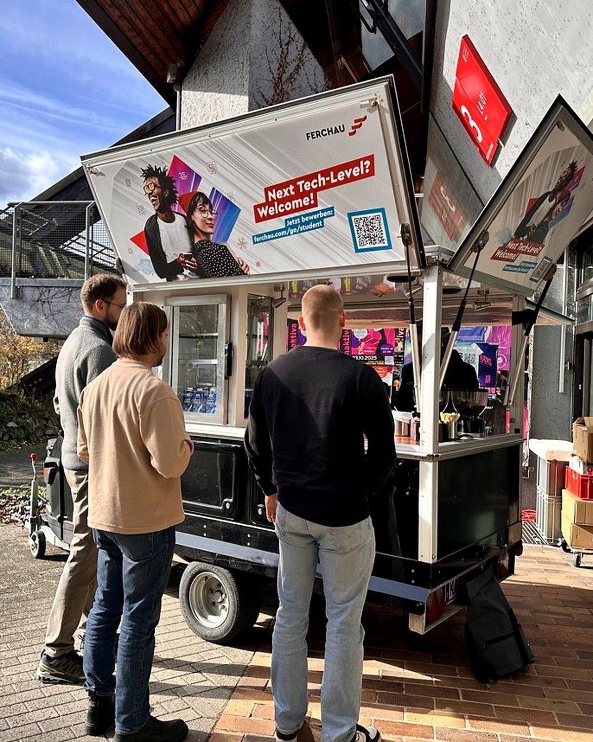 Studierende werden von Kaffeewagen Promotion angezogen