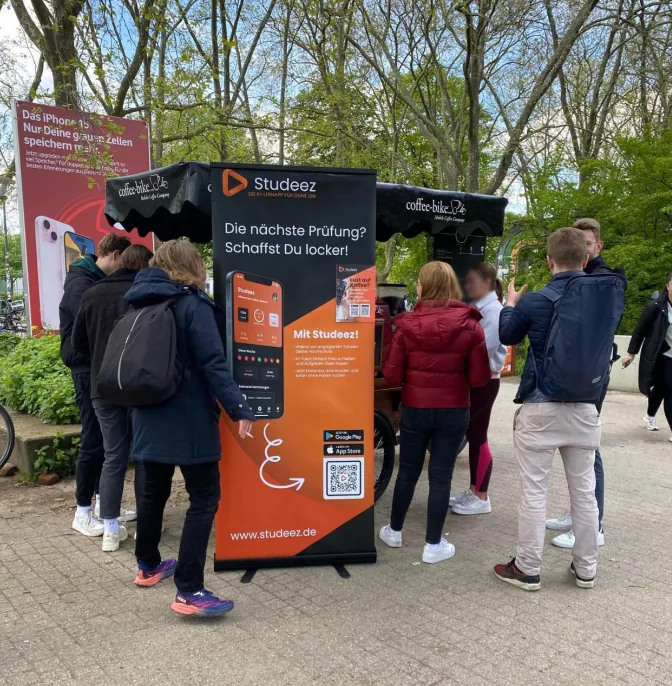 Studeez-Promotion mit Roll-up und Kaffeewagen an der Uni Köln
