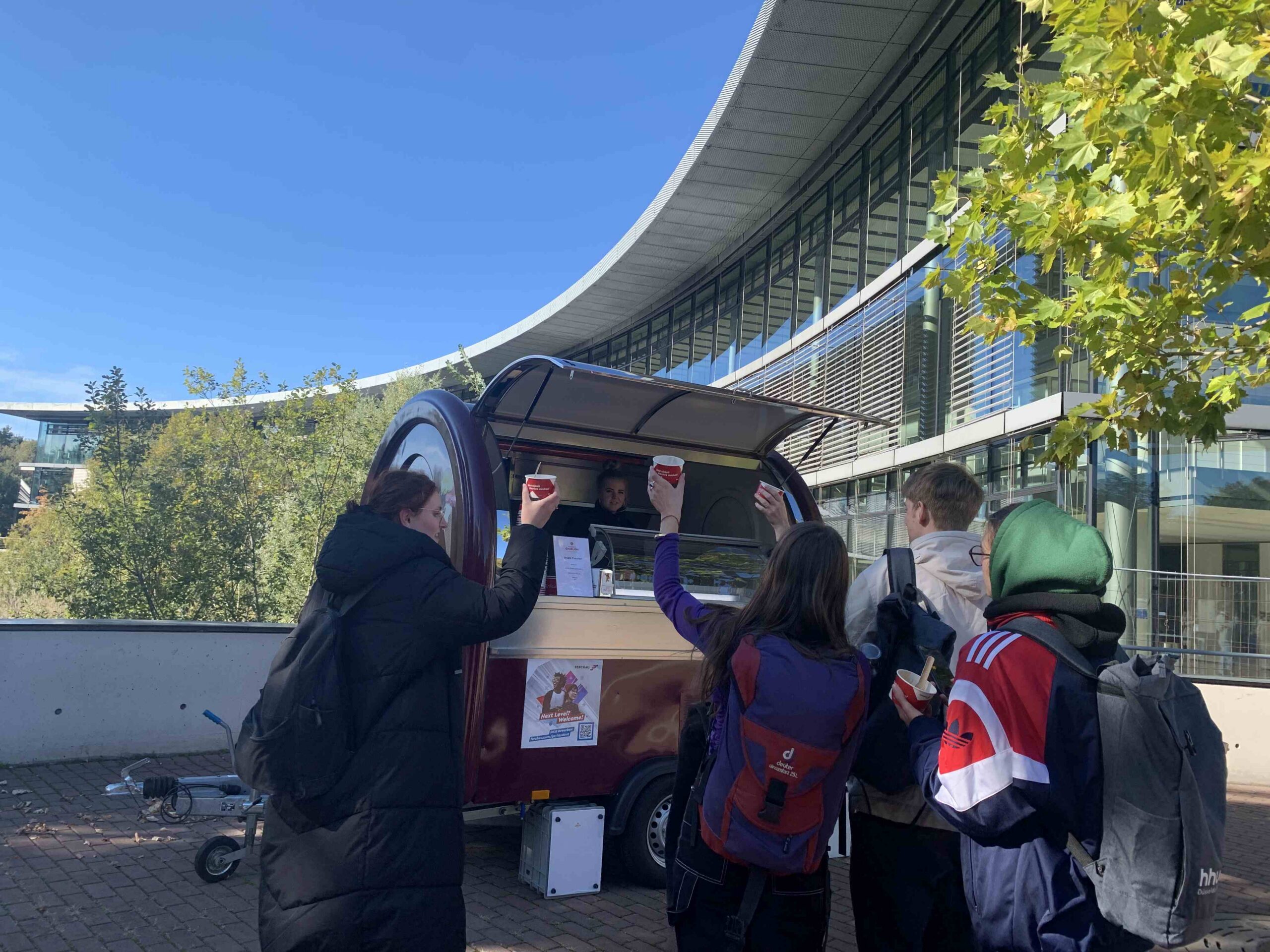 Eiswagen-Aktion mit Besucherandrang an der Uni Düsseldorf