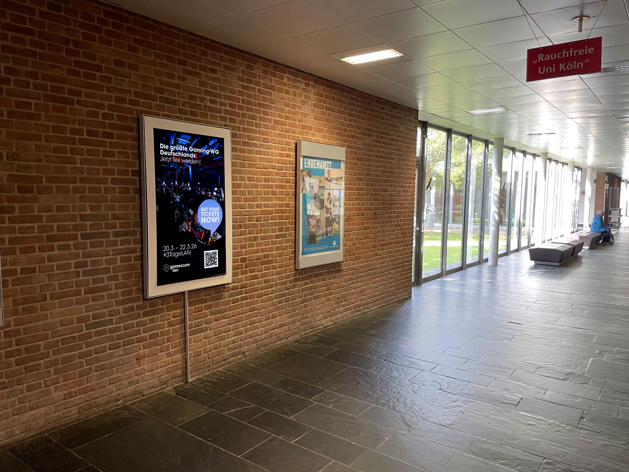 Auch an der Universit&auml;t zu K&ouml;ln ist DOOH Werbung f&uuml;r die gamescom lan zu sehen